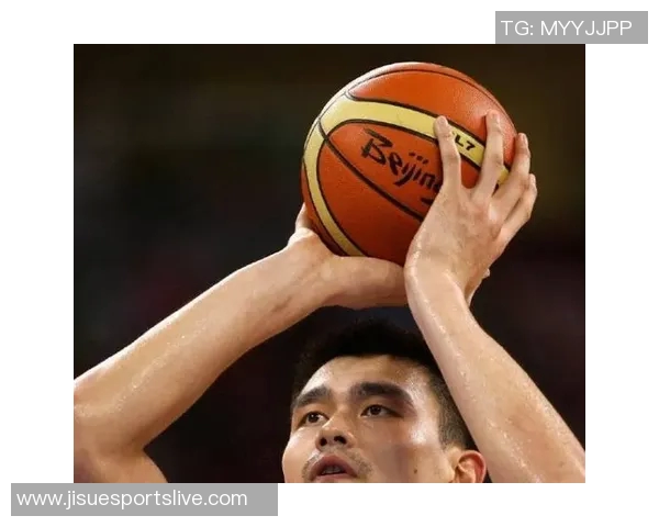 姚明巅峰时期的传奇故事与篮球生涯的辉煌成就探讨