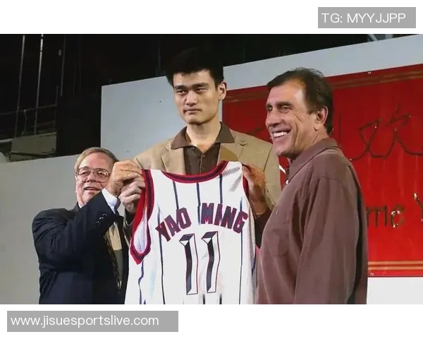 姚明传奇时刻回顾：从篮球场到神坛的辉煌历程与感人瞬间