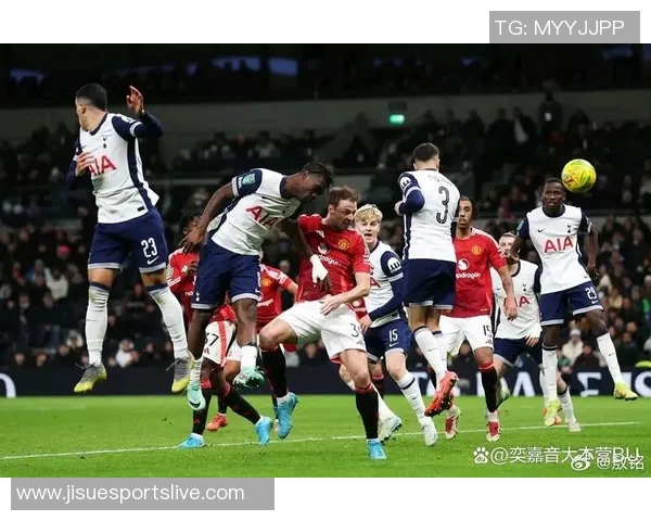 英超激战：里昂狂胜曼联五球惨败引发全场震动