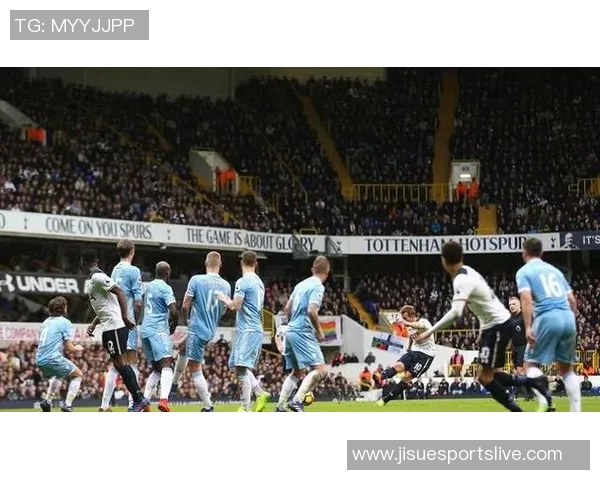 英超激战巴萨狂胜热刺五球引发争议判罚全场沸腾