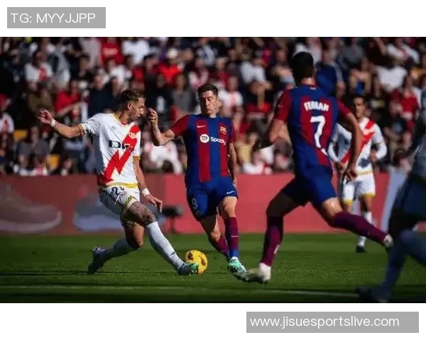 西甲激战：那不勒斯与巴萨战成平局补时进球点燃全场激情